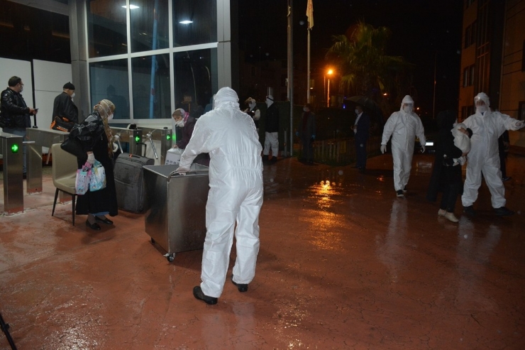 Almanya’dan Gelen Yolcular Öğrenci Yurduna Yerleştirildi