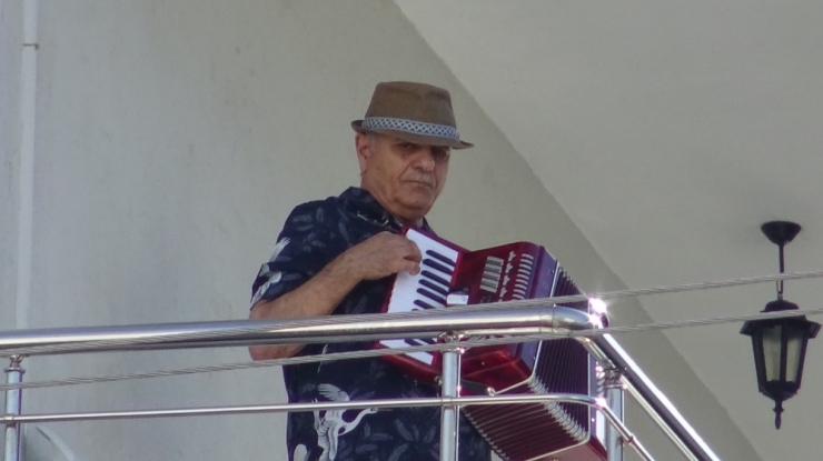 15 Yıldır Eline Almadığı Akordiyonu Komşuları İçin Çaldı