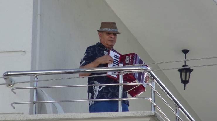 15 Yıldır Eline Almadığı Akordiyonu Komşuları İçin Çaldı