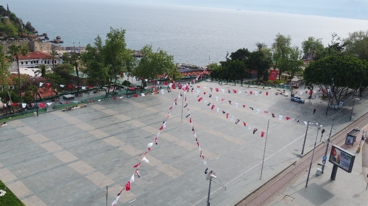 Büyükşehir Kenti Bayraklarla Süsledi