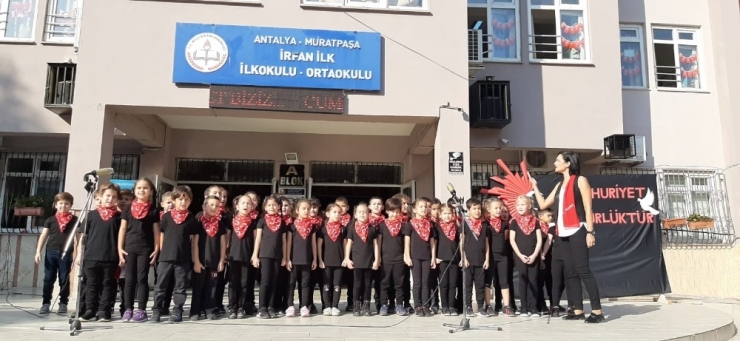 Öğretmen Ve Velilerden İşaret Dilinde "Evde Kal" Şarkısı