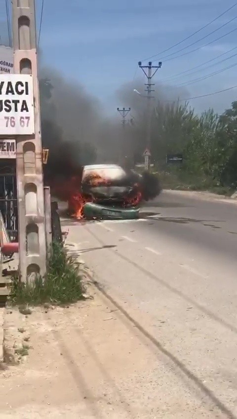 Antalya’da Otomobil Yangını