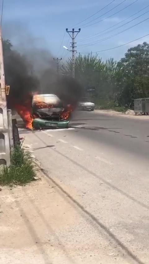 Antalya’da Otomobil Yangını