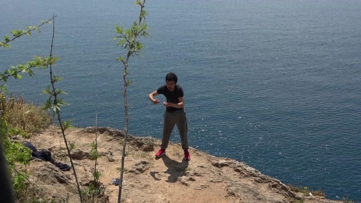 30 Metrelik Falezlerden Atladı, Bota Çıkmamak İçin Direndi