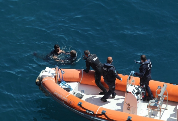 30 Metrelik Falezlerden Atladı, Bota Çıkmamak İçin Direndi