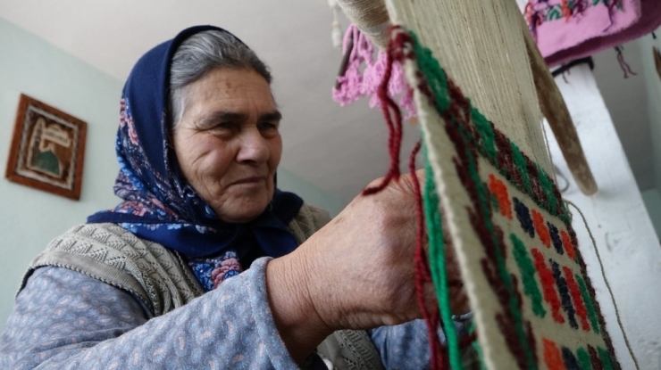 Evde Kalan Dudu Teyze 12 Yaşında Öğrendiği İşe Yeniden Başladı