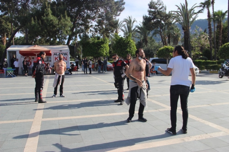 Kesici Aletle Kendilerine Zarar Veren 2 Kardeşi Sosyal Mesafe Tanımadan İzlediler