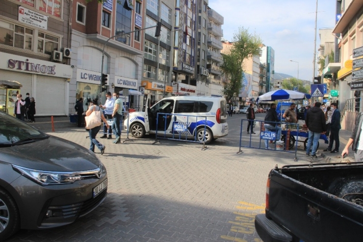 İnsan Yoğunluğu Artınca İlçe Merkezi Araç Girişlerine Kapatıldı