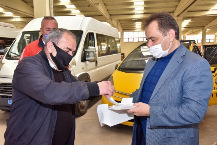 Başkan Şahin Sürücülere Maske Dağıttı
