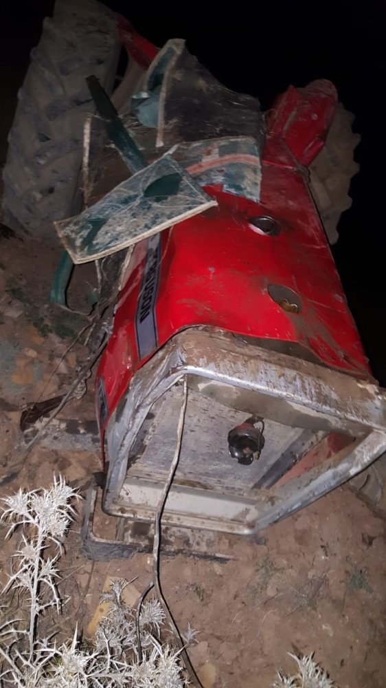 Kaza Yapan Traktördeki Baba Ve Oğlu Yaralandı