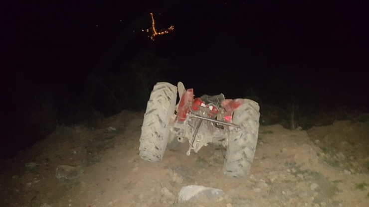 Kaza Yapan Traktördeki Baba Ve Oğlu Yaralandı