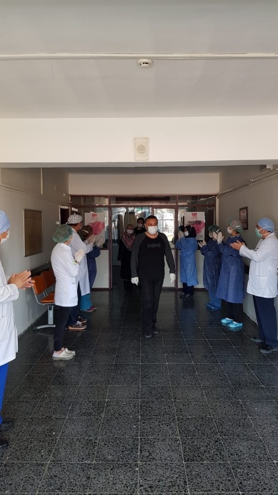 Burdur’da Koronayı Yenenler Sağlık Çalışanlarının Alkışları Eşliğinde Taburcu Oldu