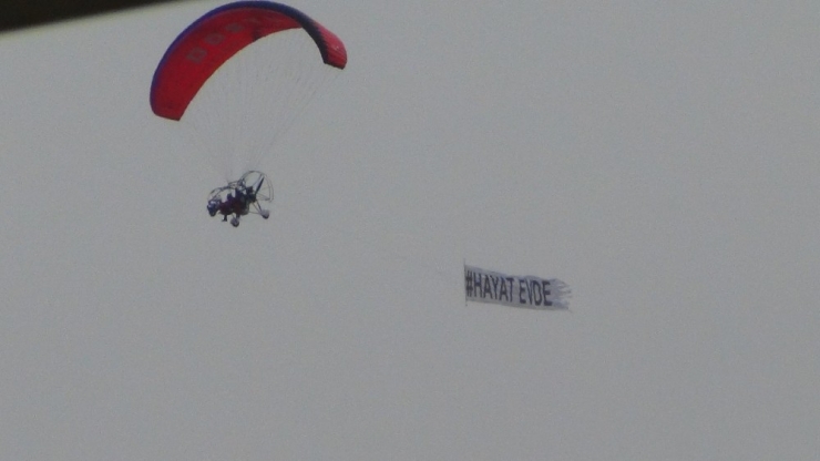 Bursa’da Paramotorla Uçan Bir Kişi Havadan ’Hayat Evde’ Mesajı Verdi