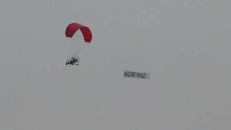 Bursa’da Paramotorla Uçan Bir Kişi Havadan ’Hayat Evde’ Mesajı Verdi