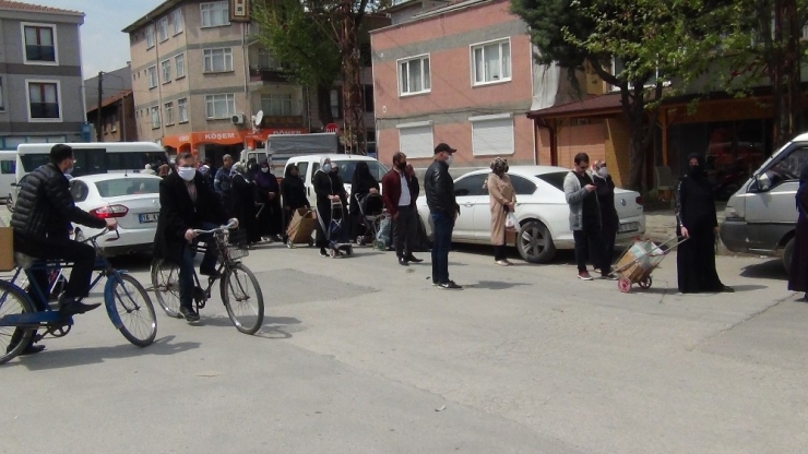 Bursa’da Vatandaşlar Pazara Akın Etti