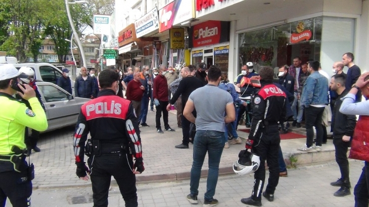 İşyerinde Kalp Krizi Geçiren Adam Kafasını Yere Vurarak Hayatını Kaybetti