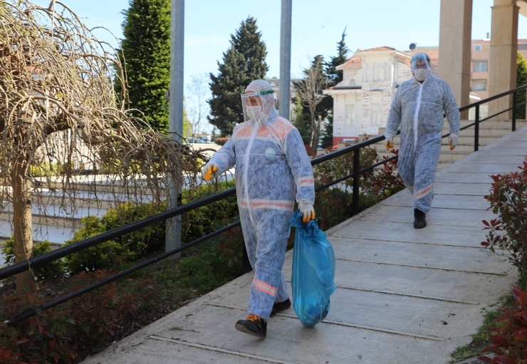 Büyükçekmece’de Maske Ve Eldivenler Bertaraf Ediliyor