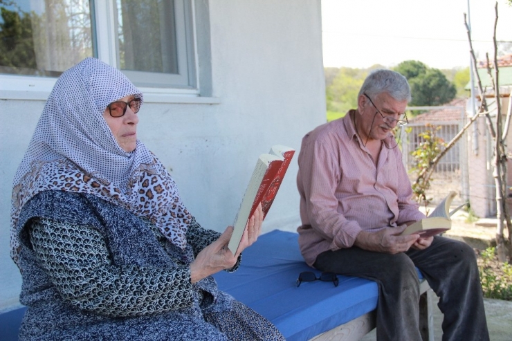 Korona Virüsle Kitap Okuyarak Mücadele Ediyorlar