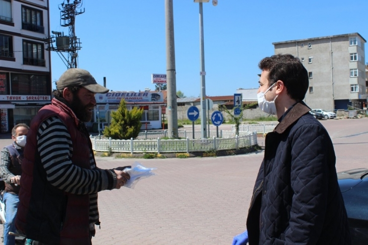 Kaymakam Açıkgöz, Vatandaşa Maske Dağıttı