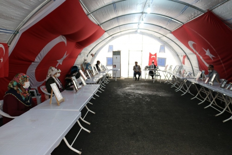 Hdp Önündeki Ailelerin Evlat Nöbeti Devam Ediyor