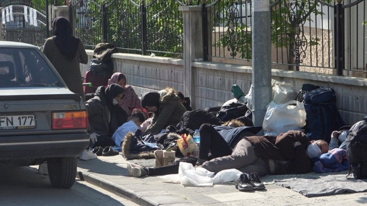 Çoluk Çocuk Sokakta Kalan 60 Mülteciye Polis Sahip Çıktı