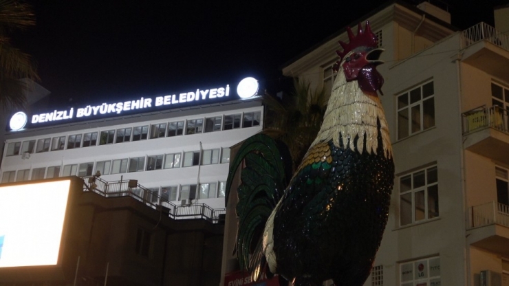 Denizli’de Sokağa Çıkma Kısıtlamasının Sona Ermesiyle Vatandaşlar Caddelere Akın Etti