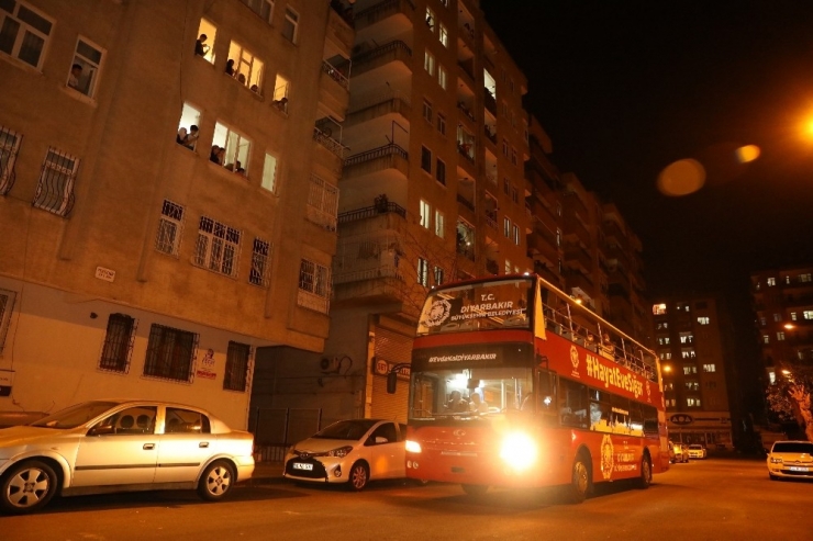 Diyarbakır Büyükşehir Belediyesinden Evde Kalan Çocuklara Doğum Günü Sürprizi