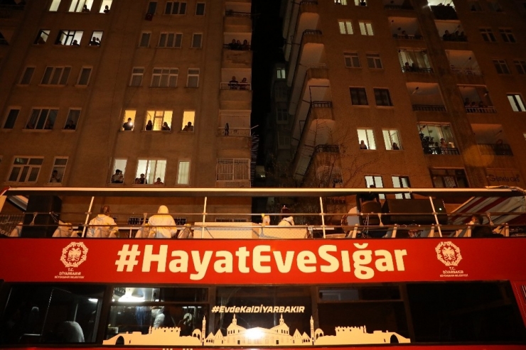 Diyarbakır Büyükşehir Belediyesinden Evde Kalan Çocuklara Doğum Günü Sürprizi