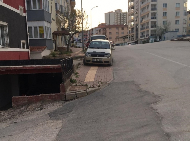 Görme Engelli Yolu Üstene Park Etmiş Araç Sürücülerine Ateş Püskürdüler