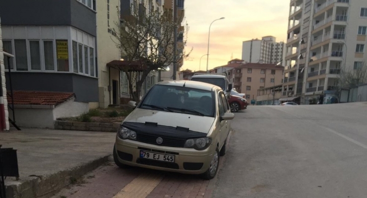 Görme Engelli Yolu Üstene Park Etmiş Araç Sürücülerine Ateş Püskürdüler