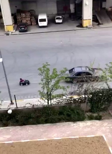 Esenyurt’ta Otomobiline Bağladığı Aküllü Arabayla Çocuğunu Gezdiren Baba Yakalandı