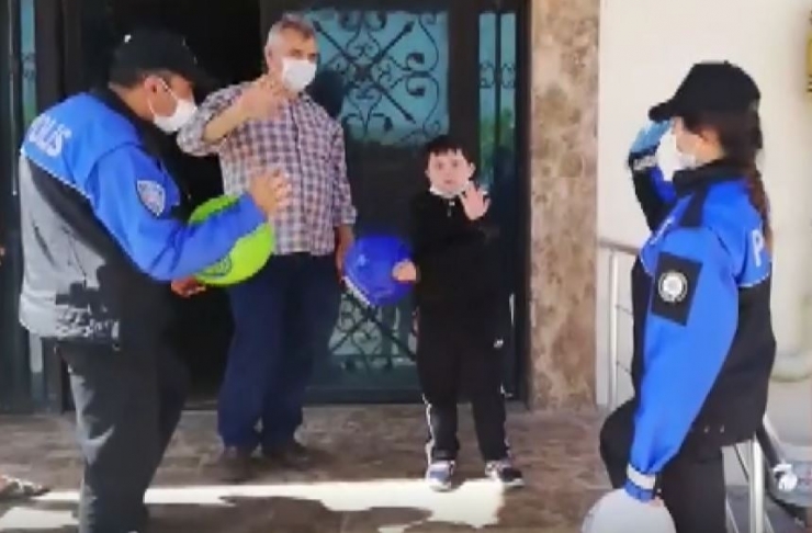 Evde Sıkılan Down Sendromlu Çocuğun İmdadına Polis Yetişti