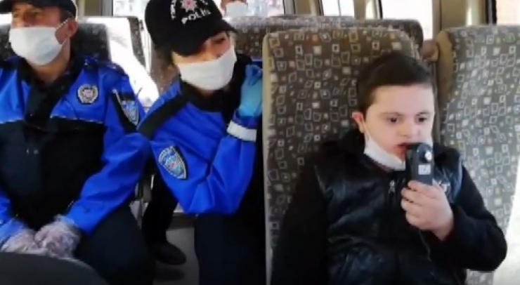 Evde Sıkılan Down Sendromlu Çocuğun İmdadına Polis Yetişti