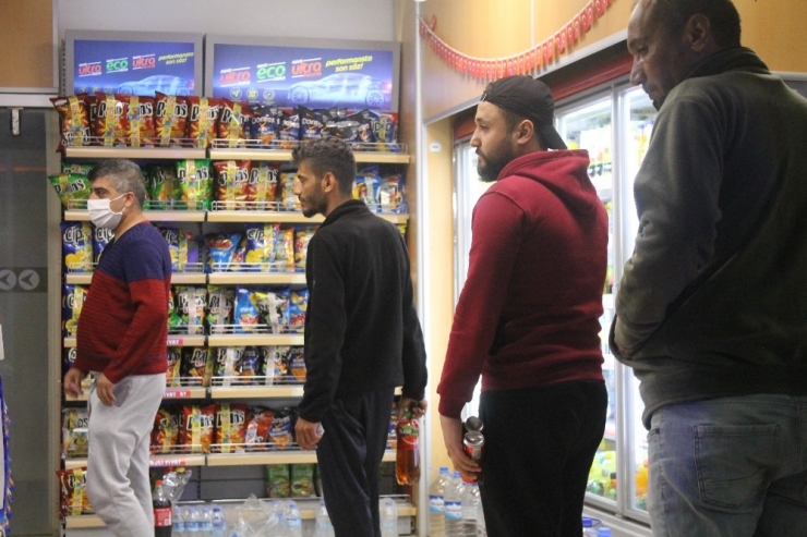 Reyhanlı’da Sokağa Çıkma Kısıtlaması Biter Bitmez Vatandaşlar Benzin İstasyonlarına Ve Marketlere Akın Etti