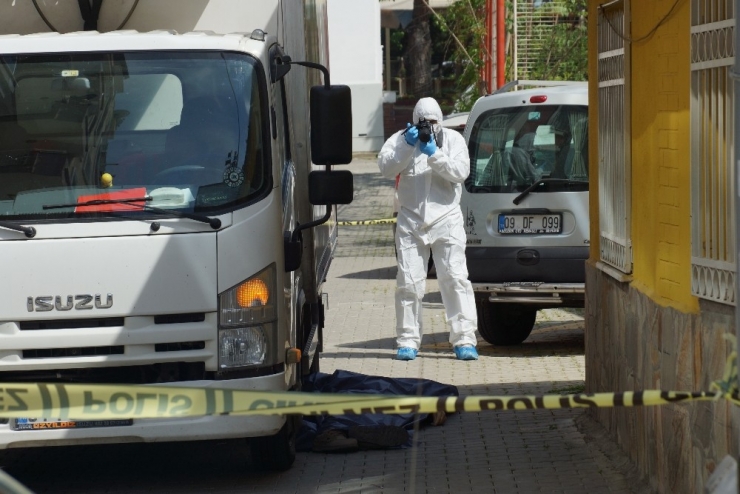 Kamyonetin Altında Kalan Yaşlı Adam Hayatını Kaybetti