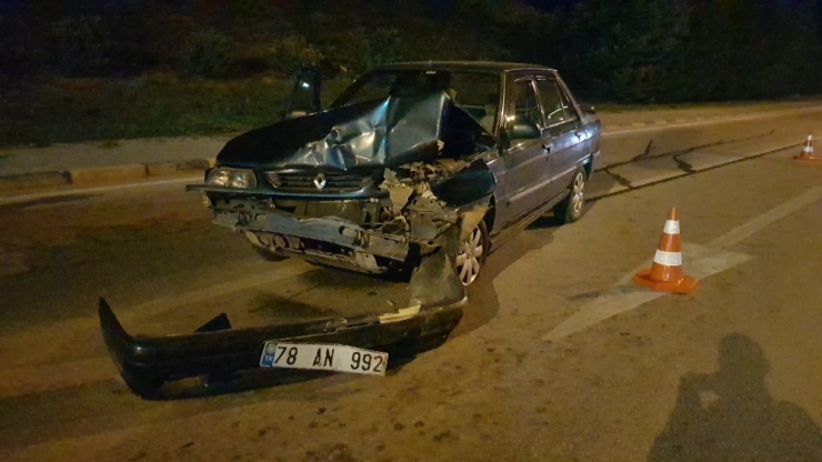 293 Promil Alkollü Sürücü Kırmızı Işıkta Bekleyen Sivil Polis Aracına Çarptı: 1 Yaralı