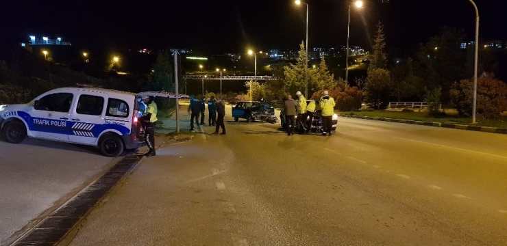 293 Promil Alkollü Sürücü Kırmızı Işıkta Bekleyen Sivil Polis Aracına Çarptı: 1 Yaralı