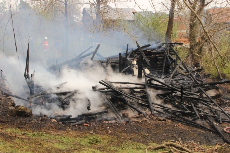 Kastamonu’da Ahşap Bina Yangında Kül Oldu