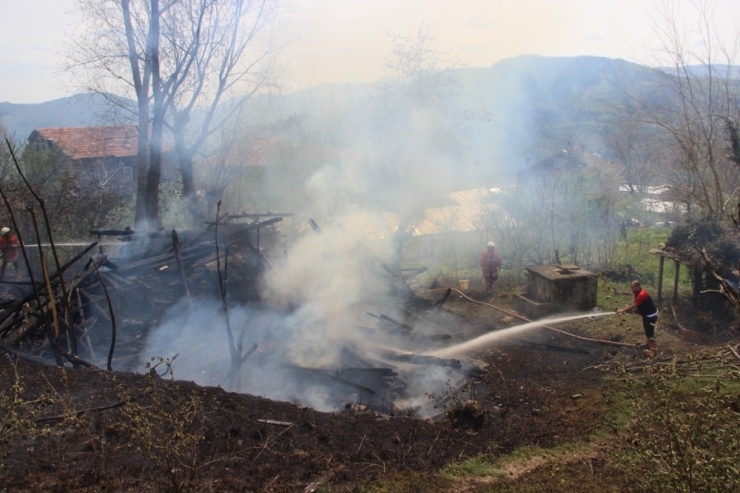 Kastamonu’da Ahşap Bina Yangında Kül Oldu