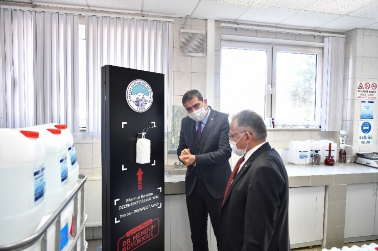 Kayseri Büyükşehir Belediyesi, Maskeden Sonra Dezenfektan Üretimine De Başladı