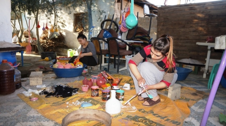 Sokağa Çıkma Kısıtlamasında Evlerinin Bahçesini Renklendirdiler