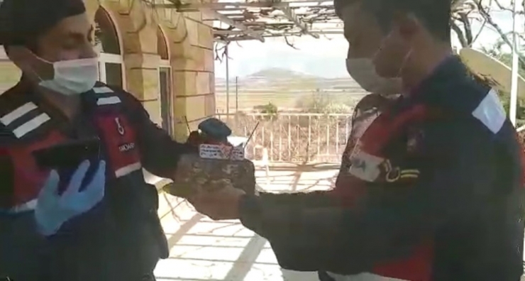 Sağlık Çalışanından Görüşemediği Kızına Doğum Günü Sürprizi