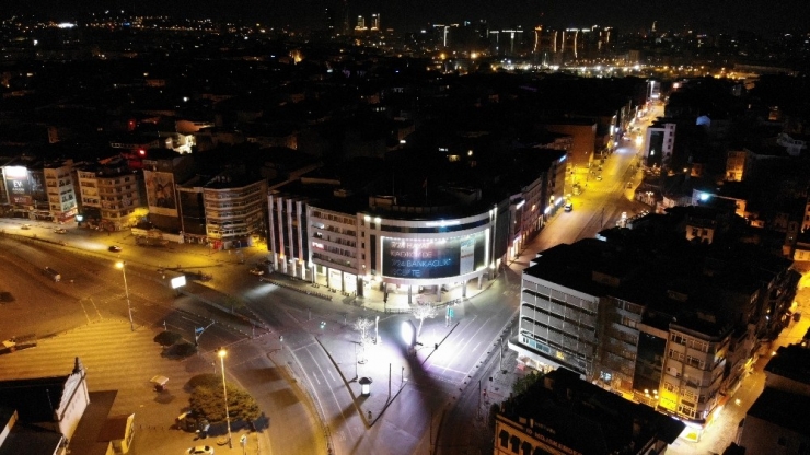 Sokağa Çıkma Kısıtlamasının Sona Ermesiyle Kadıköy Meydanı Boş Kaldı