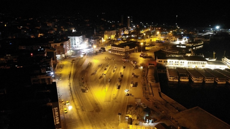 Sokağa Çıkma Kısıtlamasının Sona Ermesiyle Kadıköy Meydanı Boş Kaldı