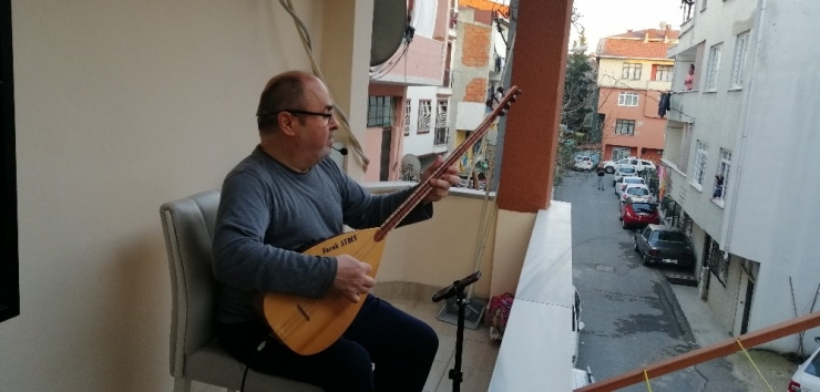 Faruk Dededen Balkonda Bağlamalı Müzik Ziyafeti