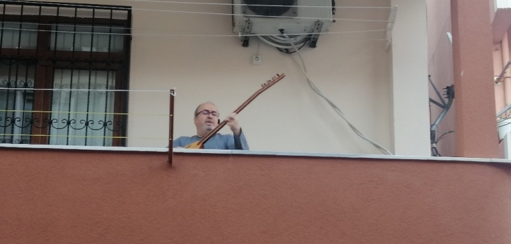 Faruk Dededen Balkonda Bağlamalı Müzik Ziyafeti