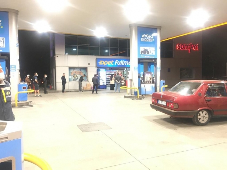 Kayseri’de Kısıtlamadan Sonra Vatandaşlar Benzinlik Marketlerine Koştu