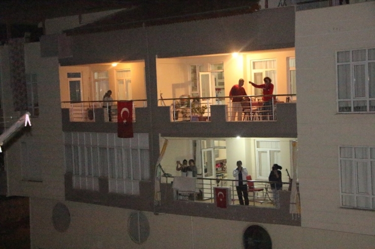 Antalya’da Müzik Öğretmeni, Mahalleliyi Türkü Ve Marşlarla Coşturdu