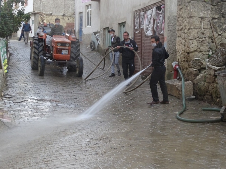 Köylüler Kaplıca Suyuyla Sokakları Yıkıyorlar