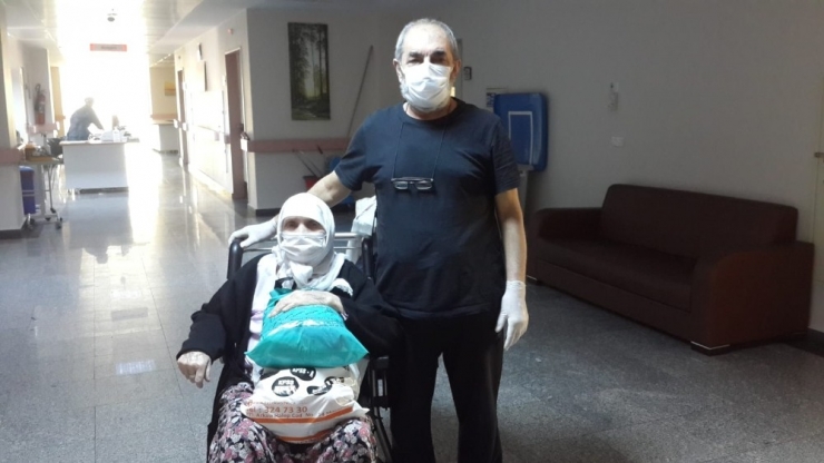 Korona Virüsten Kurtulan Anne Ve Oğlu Taburcu Oldu